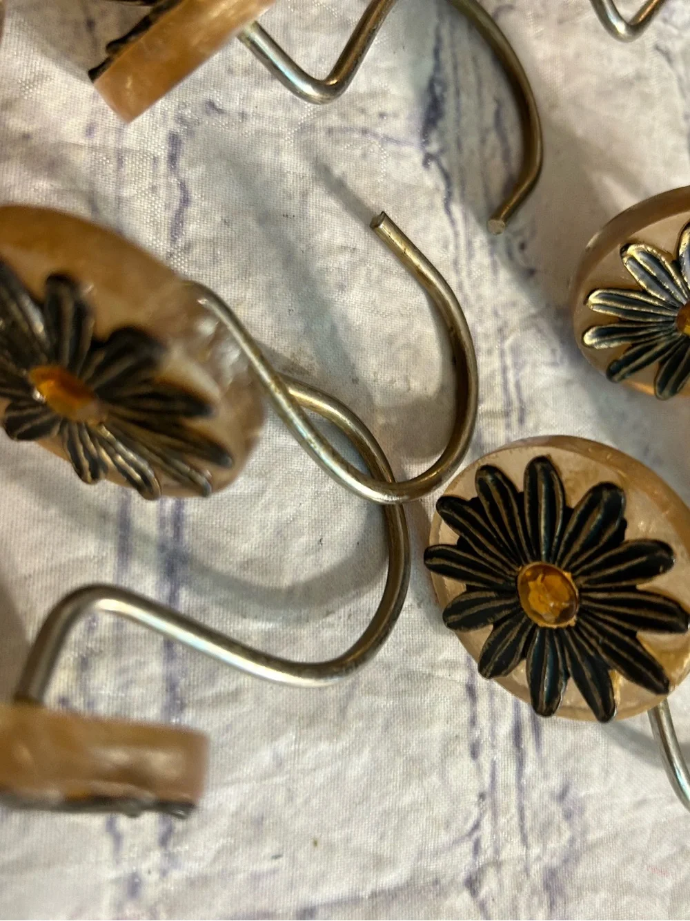 VINTAGE DAISY RUSTIC BRONZE DESIGN CENTER YELLOW GEM CURTAIN HOOKS (12)